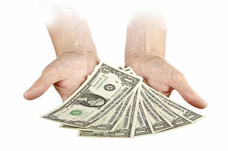 دانلود تصویر با کیفیت چند اسکناس یک دلاری در دست انسان