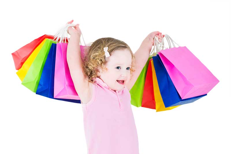 دانلود عکس با کیفیت کودکی خوشحال با پاکت های خرید
