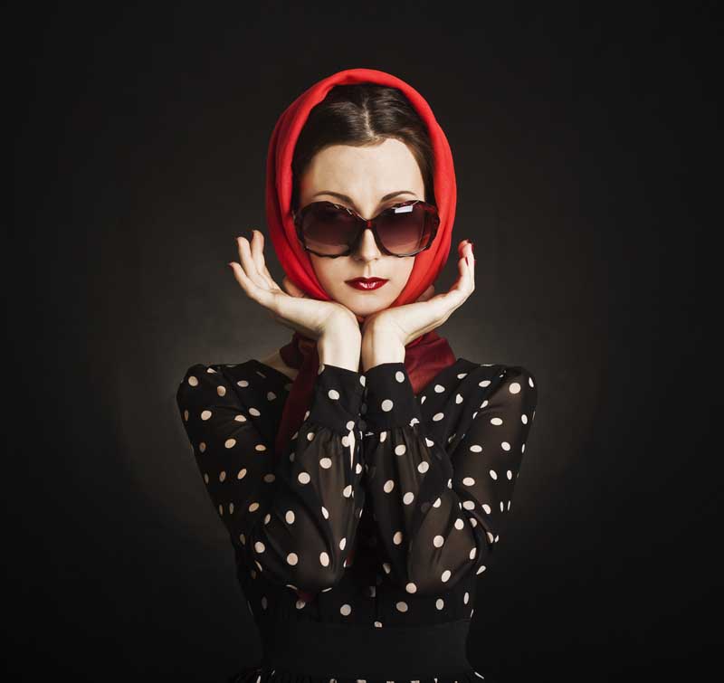 تصویر با کیفیت خانم با آرایش و روسری قرمز