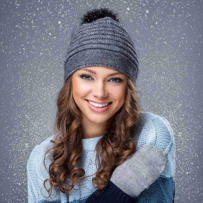 عکس گرافیکی خانم با کلاه و دستکش طوسی