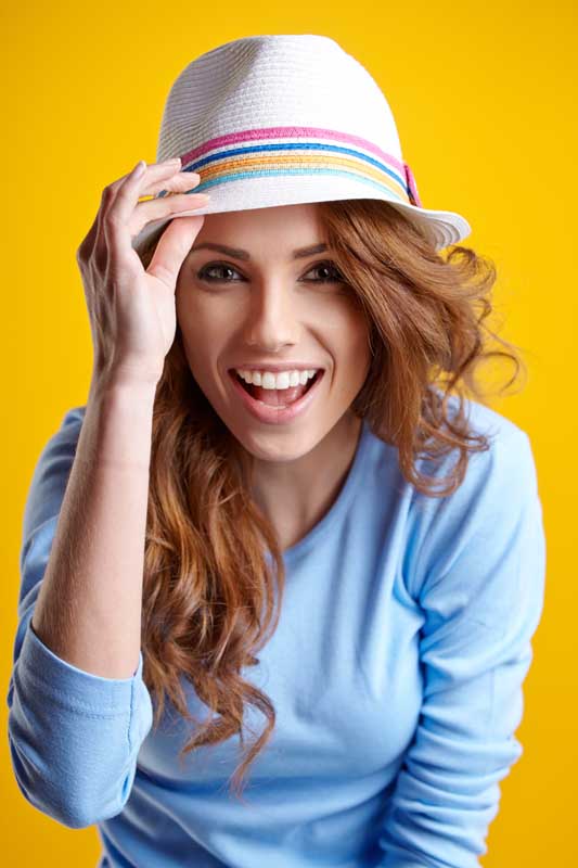 تصویر با کیفیت خانم با موی قهوه ای
