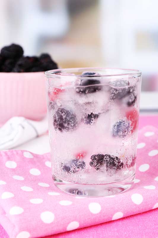 تصویر زیبا از شربت خنک با طعم توت فرنگی