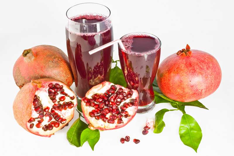 تصویر زیبا از لیوان های آب انار و نی