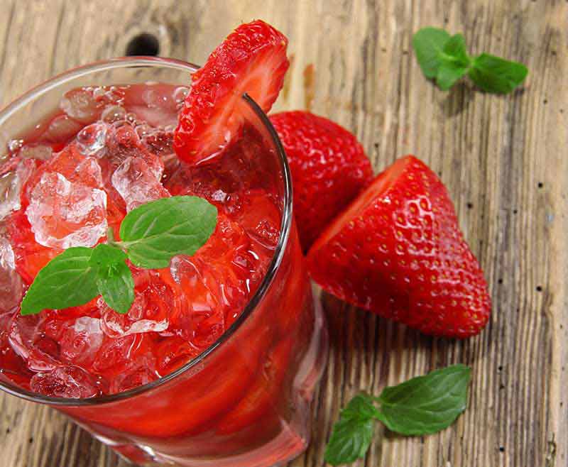 عکس زیبا از شربت توت فرنگی با یخ