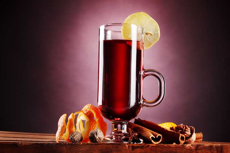 عکس لارج فرمت از شربت دارچین در لیوان دسته دار