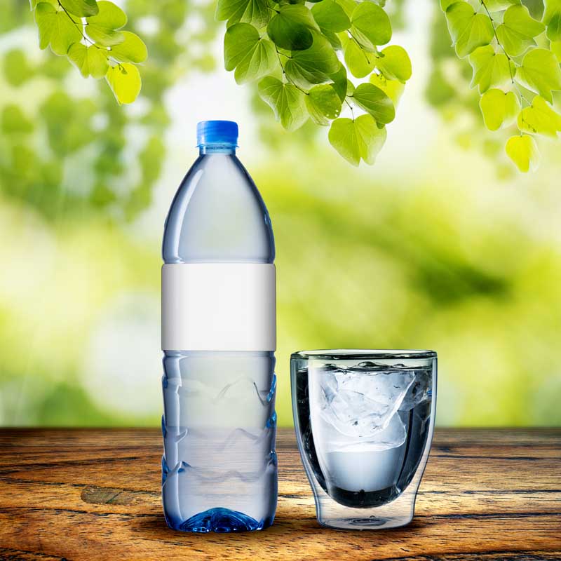 عکس زیبا از بطری آب و لیوان