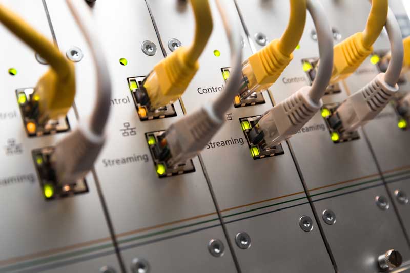 عکس با کیفیت از نصب کابل ها به سرور