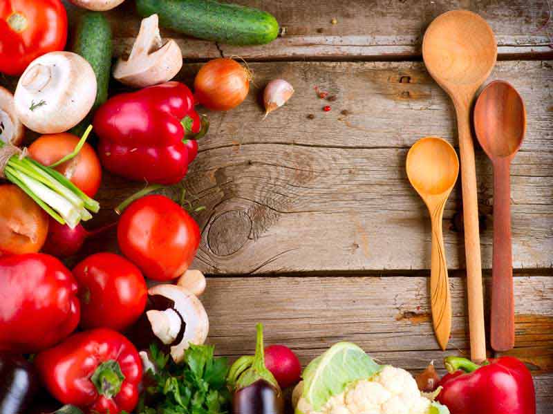 تصویر زیبا از مواد غذایی و قاشق چوبی