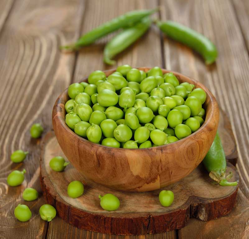 عکس زیبا از نخود فرنگی در کاسه چوبی