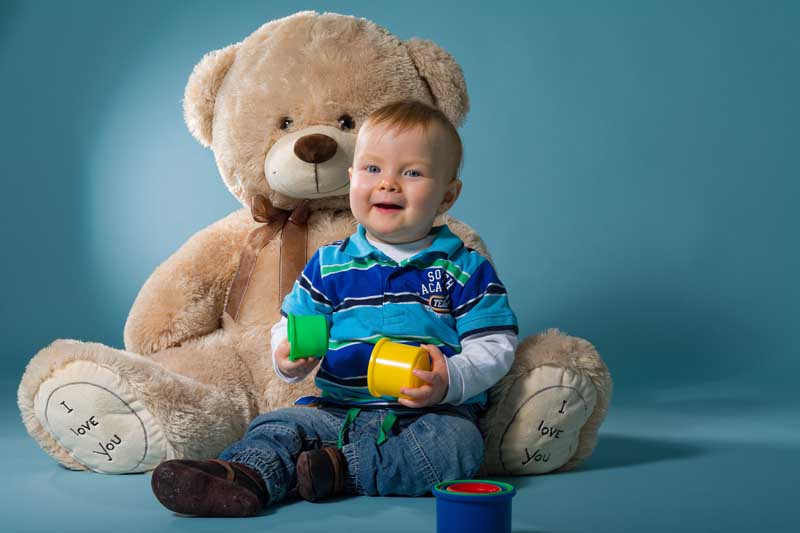 دانلود تصویر باکیفیت نوزاد خوش تیپ در کنار خرس عروسکی