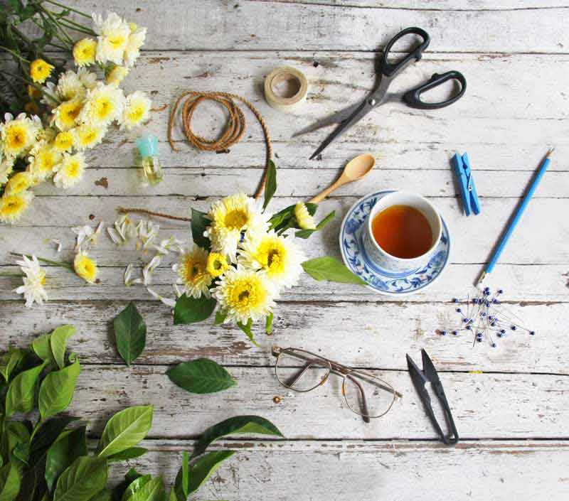 عکس از میز چوبی و چای