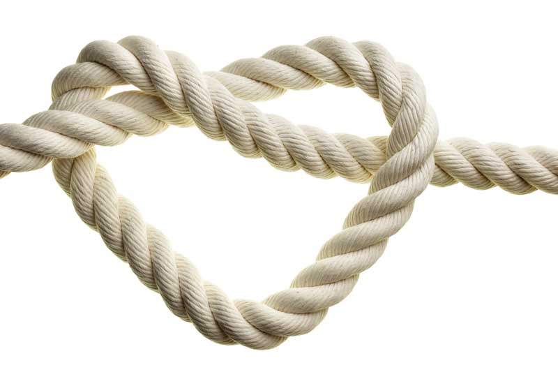 عکس زیبا از گره قلب روی طناب