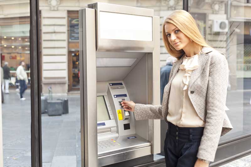 تصویر با کیفیت خانم و عابر بانک