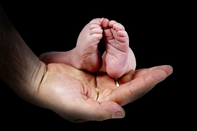 دانلود تصویر باکیفیت پای نوزاد و دست پدر