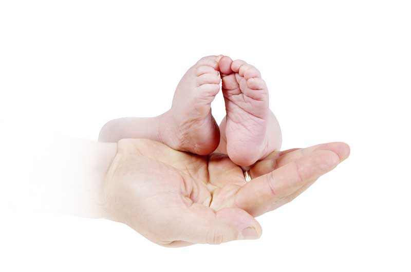 دانلود تصویر باکیفیت پای نوزاد روی دست