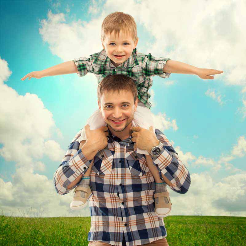 دانلود تصویر باکیفیت پدر و پسر شاد در طبیعت