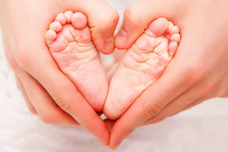 دانلود تصویر باکیفیت پای نوزاد در قاب قلب