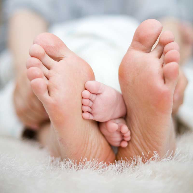 دانلود تصویر باکیفیت پای مادر و فرزند در کنار هم