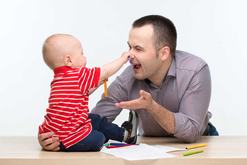دانلود تصویر باکیفیت پدر و کودک در حال نقاشی کشیدن