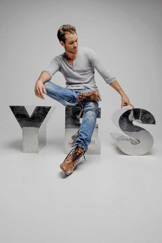 عکس از مرد جوان با نوشته YES