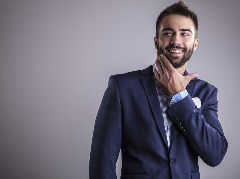 عکس زیبا از مرد ریش دار دست در صورت