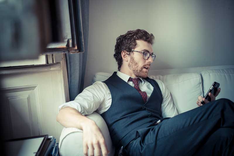 عکس زیبا از مرد ریش دار روی مبل