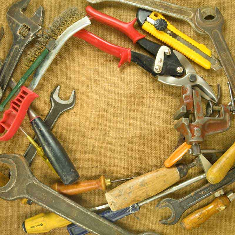 دانلود تصویر با کیفیت ابزارآلات روی گونی