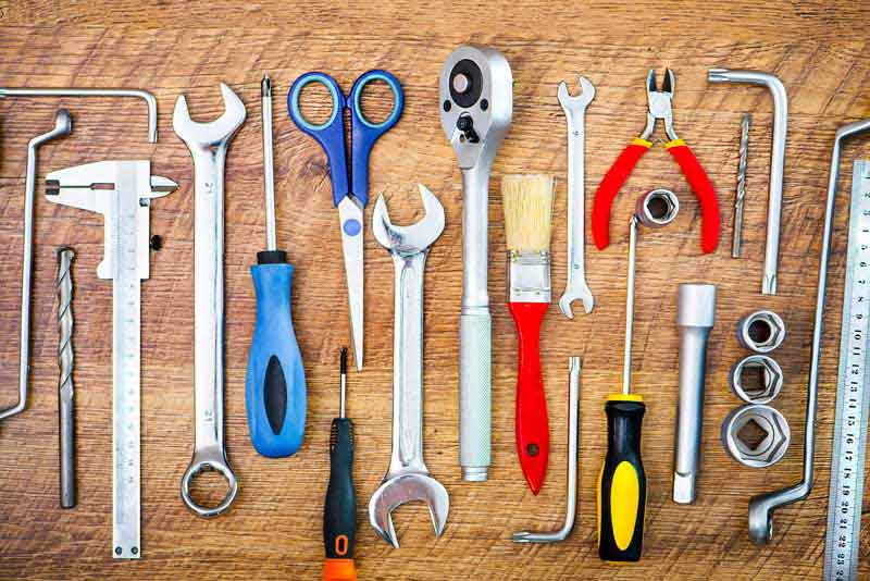 دانلود تصویر با کیفیت ابزارآلات چیده شده روی میز چوبی