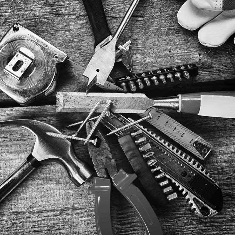 دانلود تصویر با کیفیت ابزارآلات با متر فلزی روی میز