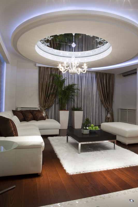 عکس با کیفیت از اتاق با سقف زیبا