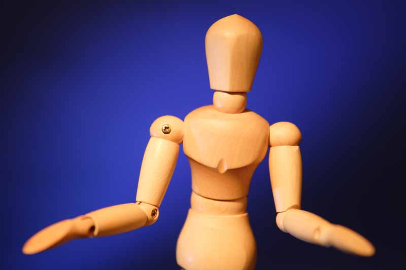 تصویر با کیفیت مجسمه چوبی آدم