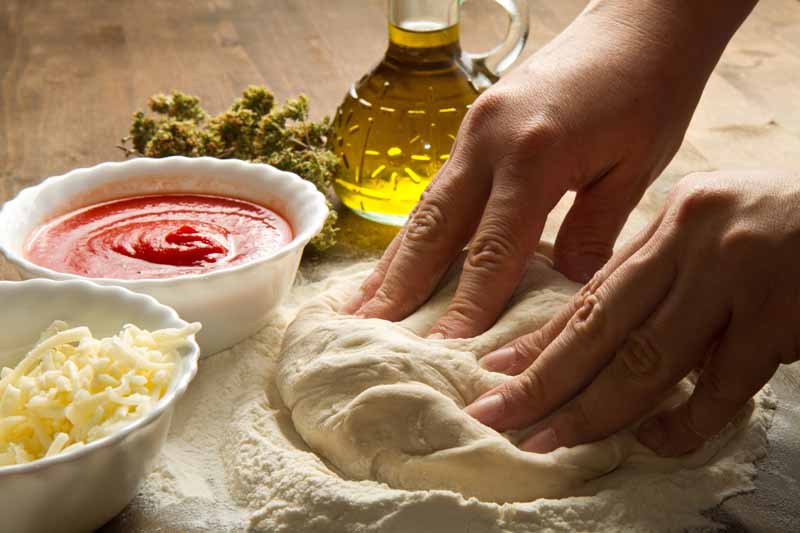 عکس با کیفیت از ورز دادن خمیر