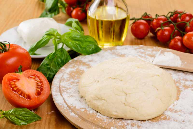 عکس با کیفیت از چانه خمیر روی تخته