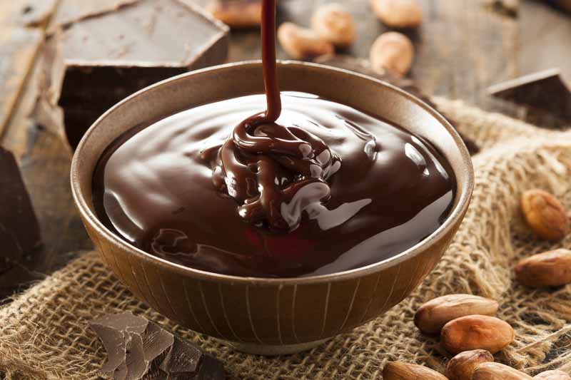 عکس گرافیکی از شکلات مایع در کاسه