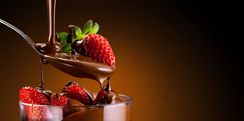 تصویر با کیفیت از توت فرنگی و شکلات در قاشق