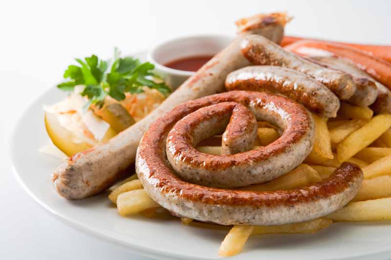 عکس با کیفیت از سیب زمینی و سوسیس