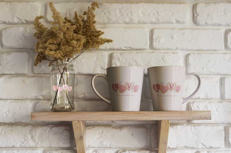 موکاپ لیوان های سرامیکی در قفسه
