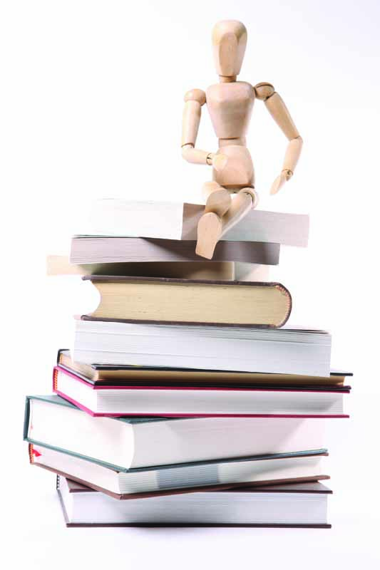 تصویر زیبا از آدمک روی کتاب ها