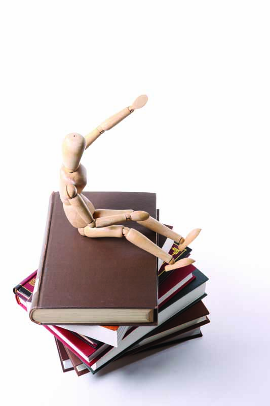 تصویر زیبا از آدمک چوبی و کتاب ها