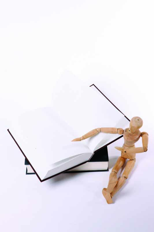 تصویر زیبا از آدمک چوبی و کتاب