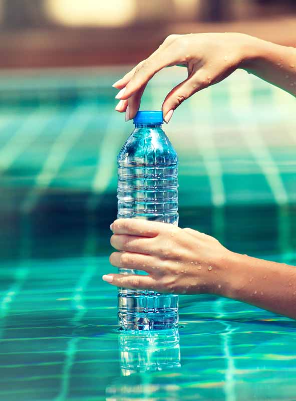 عکس لارج فرمت از باز کردن درب آبمعدنی