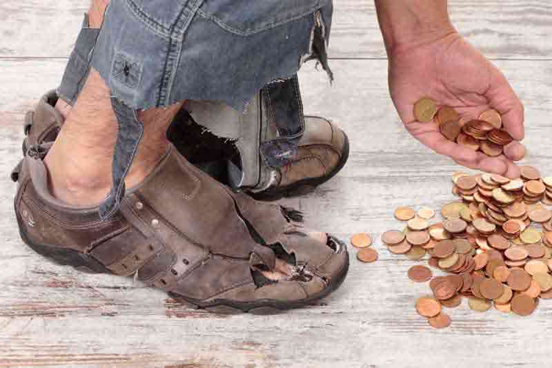عکس با کیفیت از سکه ها و کفش پاره