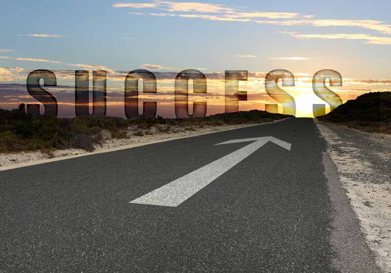 تصویر باکیفیت از جاده با نوشته SUCCESS