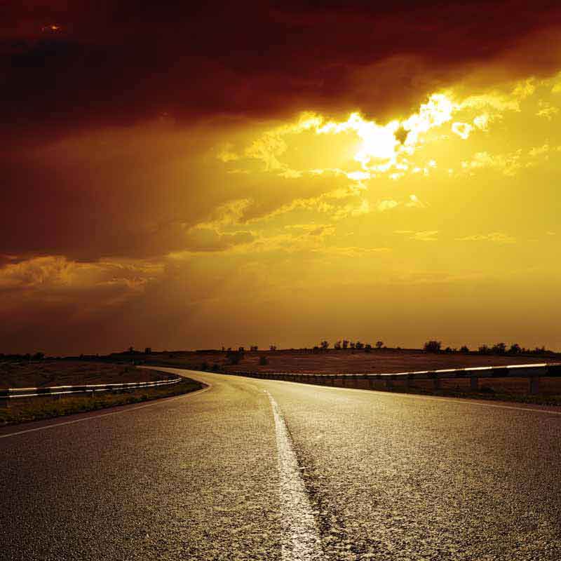 عکس باکیفیت از جاده آسفالت در هوای ابری