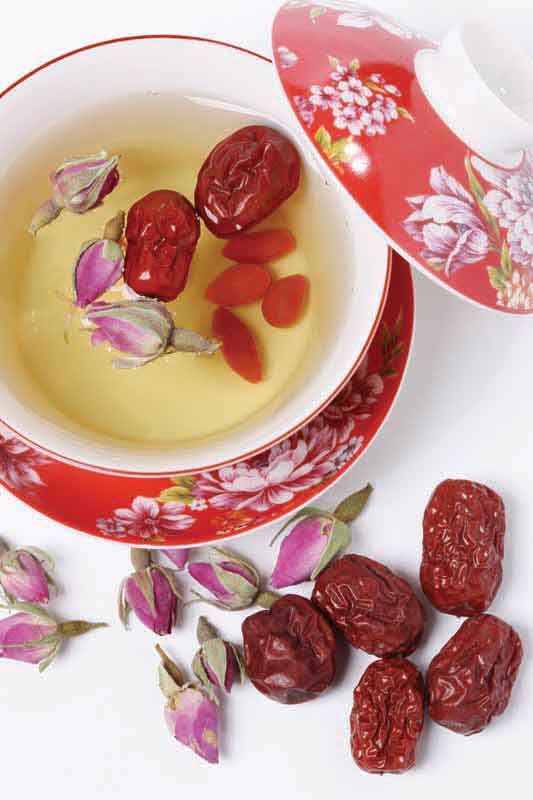 عکس با کیفیت دمنوش گل محمدی و عناب