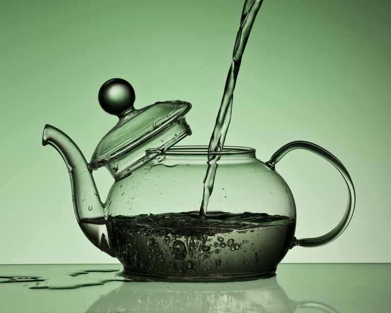 عکس زیبا از دمنوش در قوری بلوری