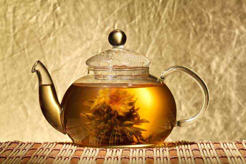عکس زیبا از دمنوش گل در قوری بلوری