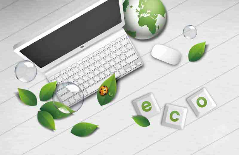 عکس با کیفیت از لپ تاپ و زمین سبز