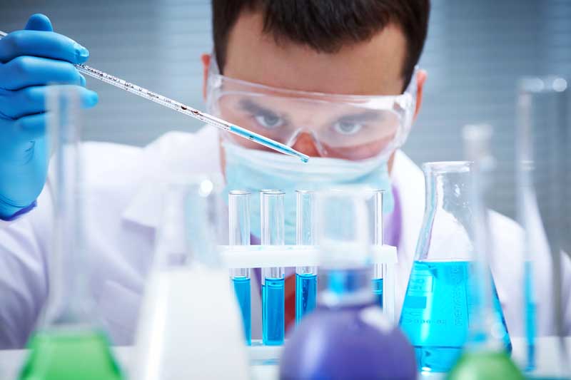 دانلود عکس با کیفیت پزشک در حال آزمایش