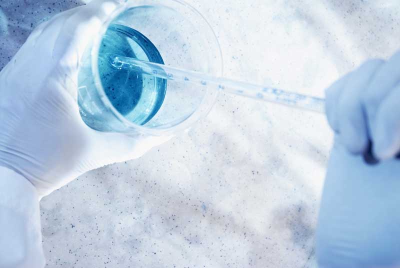عکس لارج فرمت از پزشک در حال آزمایش